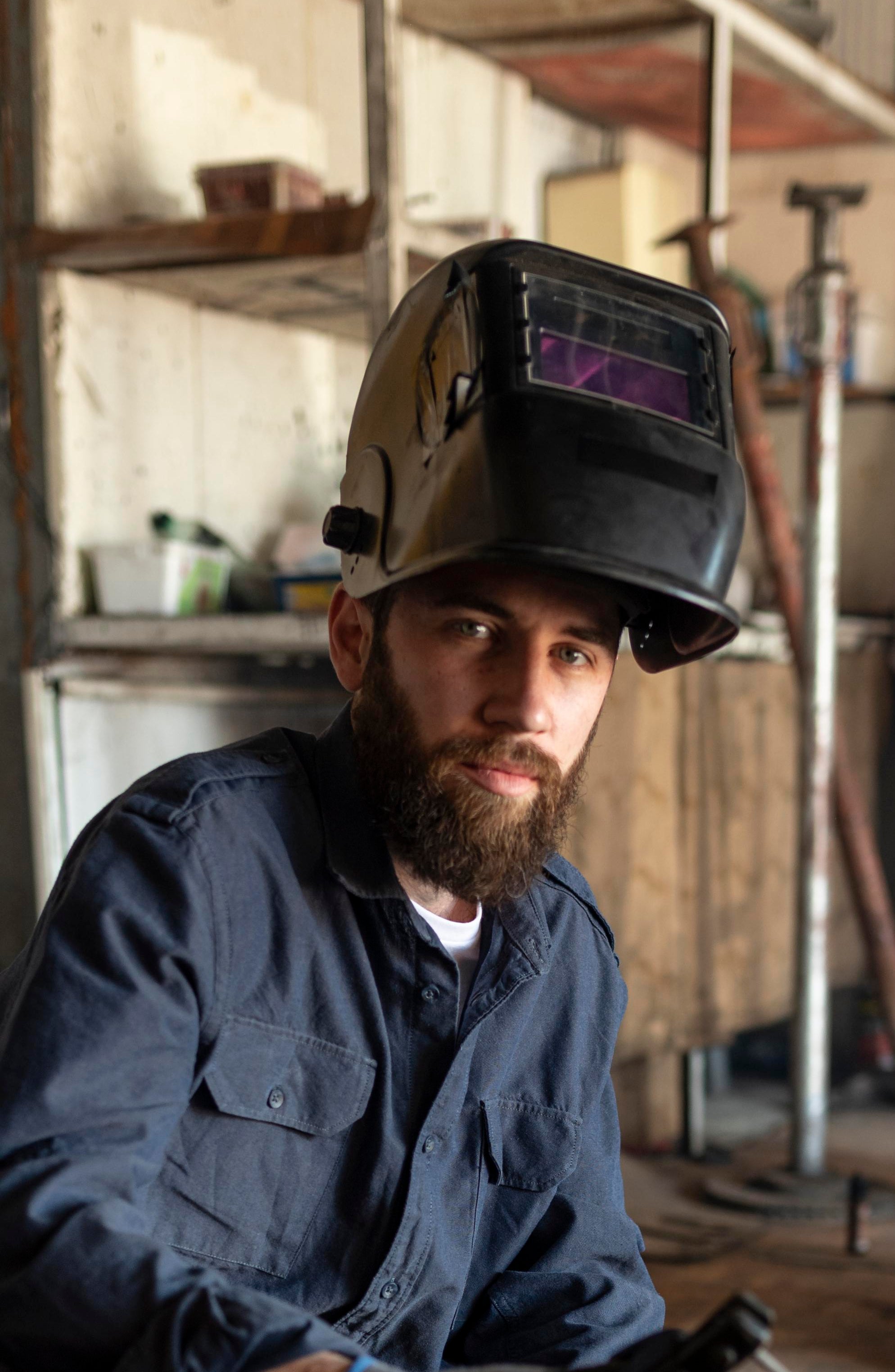 files/male-mechanic-working-his-workshop.jpg